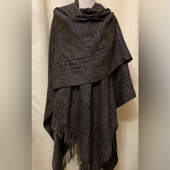 Elegant Dark Gray Patterned Poncho Shawl Wrap - Picture 2 of 8